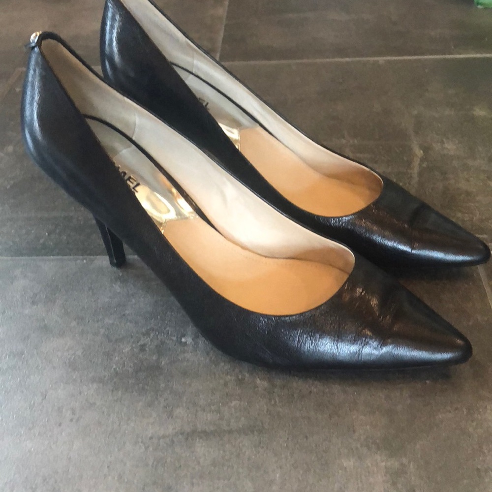 Michael Kors classic pumps like new